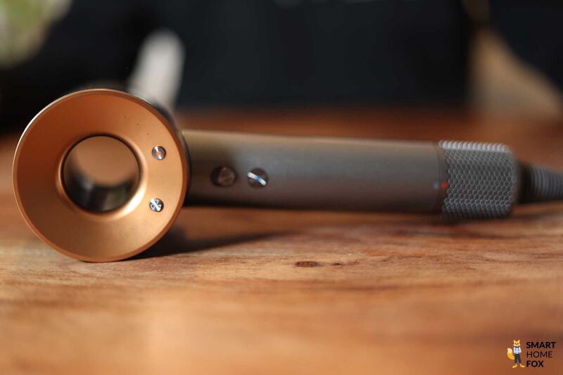 Вы можете увидеть Dyson Supersonic в цвете медь.